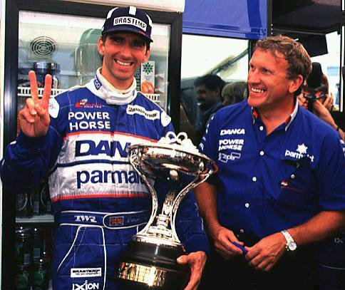 Hill, o troféu do segundo lugar e Tom Walkinshaw: foi o auge da Arrows na F1