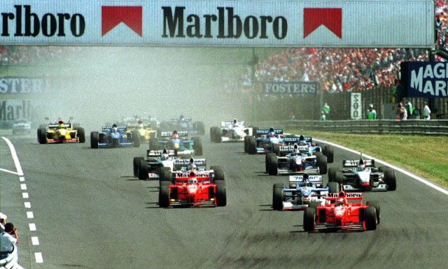 No lado emborrachado da pista de Hungaroring, Hill saltou bem e fez a curva 1 em 2º, atrás de Schumacher