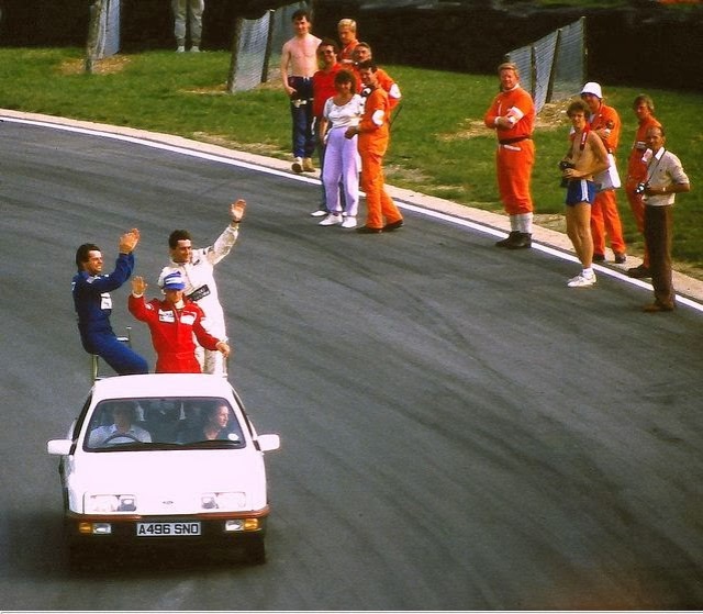 Lauda, Warwick e Senna dão volta para saudar o público presente em Brands Hatch: 