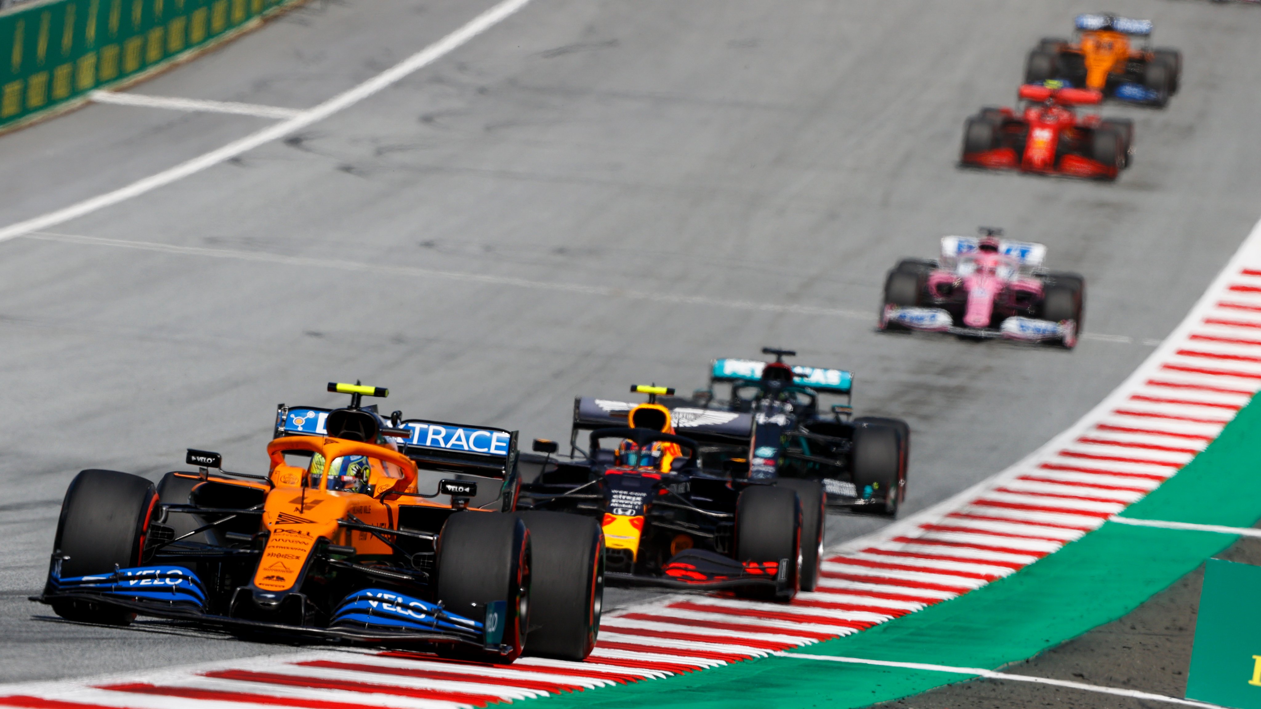Norris, à frente de Albon e Hamilton: britânico da McLaren não resistiu ao poderio dos rivais