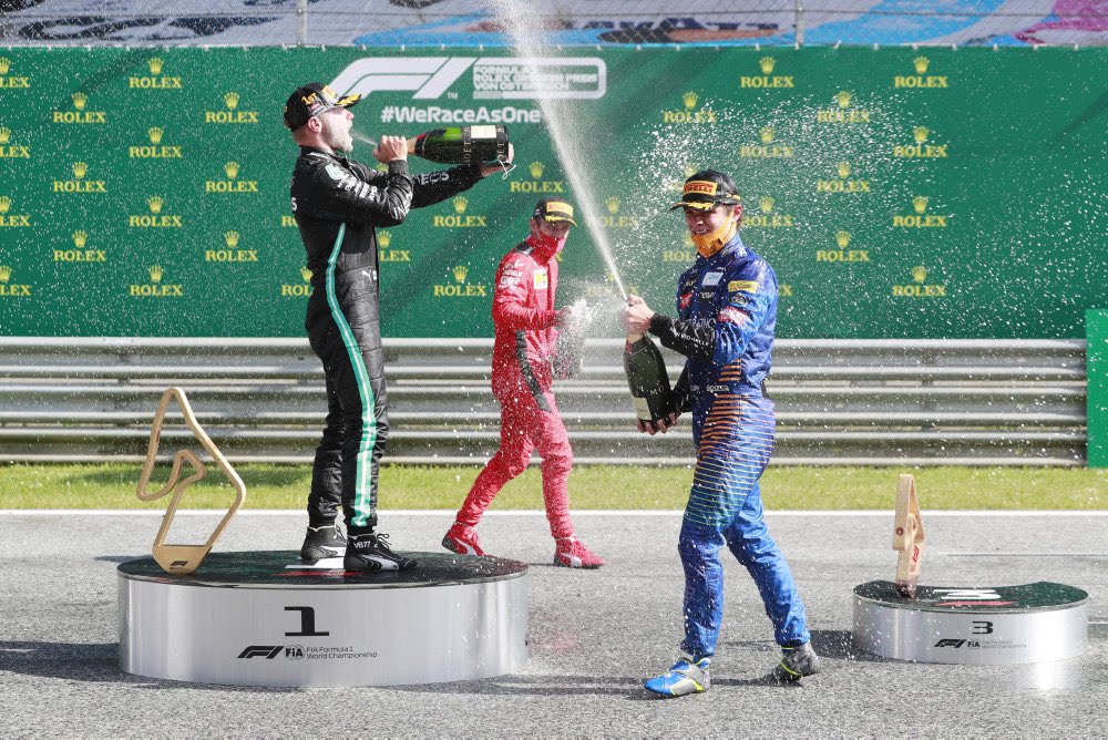 Ao lado de Bottas e Leclerc, Lando Norris celebra o 3º lugar no GP da Áustria de 2020, em Spielberg