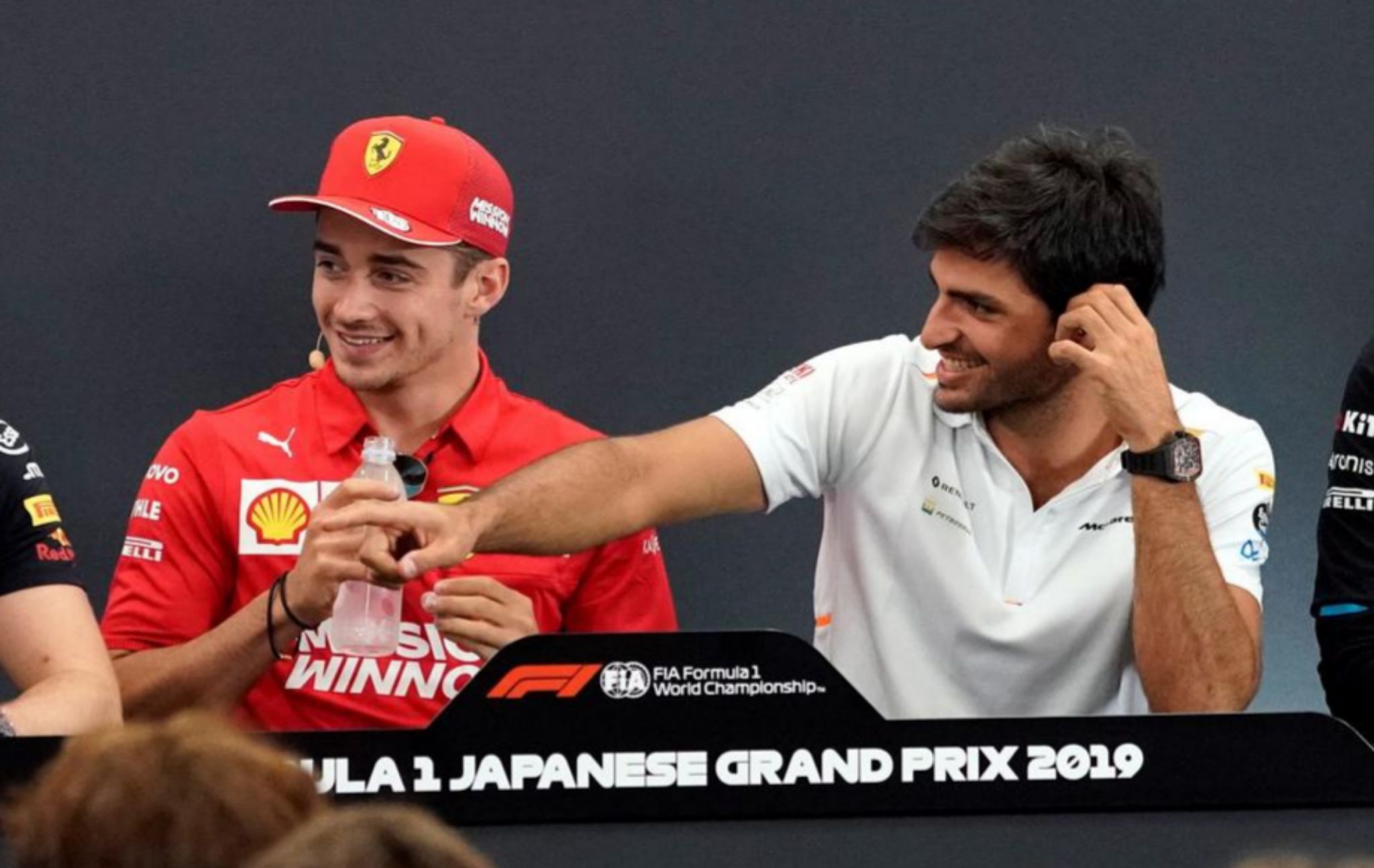 Sainz, ao lado de Charles Leclerc: pilotos estavam cientes de que um tufão atrapalharia o fim de semana